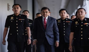 KUALA LUMPUR, 23 Jan -- Bekas Panglima Angkatan Tentera Tan Sri Mohd Nizam Jaafar hadir di Mahkamah Sesyen pagi ini bagi menghadapi empat pertuduhan, antaranya salah guna kuasa dan pecah amanah.

--fotoBERNAMA (2026) HAK CIPTA TERPELIHARA
