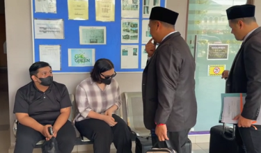 2302 KTN PENIAGA BERPAKAIAN WANITA