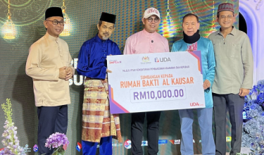 Menteri KUSKOP, Steven Sim Chee Keong menyerahkan sumbangan RM10,000 kepada RUmah Bakti Al Kausar/Foto Institut Koperasi Malaysia