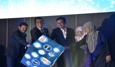 Menteri Ekonomi, Akmal Nasrullah Mohd Nasir (tengah) menyempurnakan Peluncuran Banci Ekonomi 2026 di Pusat Konvensyen Antarabangsa Putrajaya (PICC) hari ini/ BERNAMA