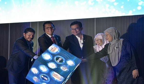 Menteri Ekonomi, Akmal Nasrullah Mohd Nasir (tengah) menyempurnakan Peluncuran Banci Ekonomi 2026 di Pusat Konvensyen Antarabangsa Putrajaya (PICC) hari ini/ BERNAMA