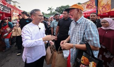 Menteri Komunikasi Datuk Fahmi Fadzil meluangkan masa menyantuni orang ramai dan peniaga di Bazar Ramadan Jalan Telawi, Bangsar menerusi program agihan bubur lambuk kepada masyarakat setempat/ BERNAMA