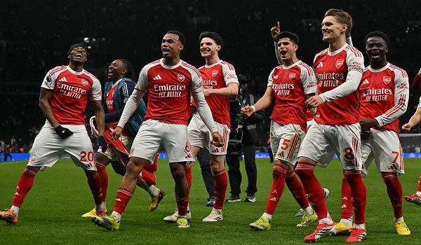Pemain Arsenal meraikan kemenangan di Stadium Tottenham Hotspur / FOTO AFP