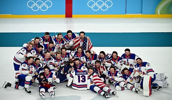 Kejuaraan Olimpik pertama AS sejak kejayaan bersejarah “Miracle on Ice” di  Lake Placid 1980 / FOTO AFP