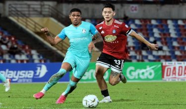 Penyerang Johor Darul Ta'zim Bergson Silva (kiri) dan pemain pertahanan Sabah FC Dominic Tan (kanan) / FOTO BERNAMA