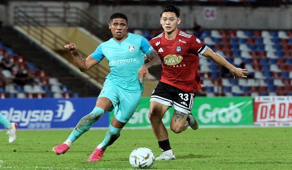 Penyerang Johor Darul Ta'zim Bergson Silva (kiri) dan pemain pertahanan Sabah FC Dominic Tan (kanan) / FOTO BERNAMA