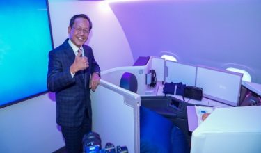 Pengarah Urusan Kumpulan Malaysia Aviation Group (MAG) Datuk Kapten Izham Ismail memperkenalkan tempat duduk kelas perniagaan A330neo semalam/Foto FB MAS