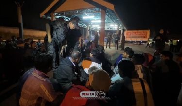 Antara warga asing yang ditahan untuk pemeriksaan oleh pihak berkuasa di Kelantan, malam tadi