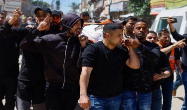 SENSITIVE MATERIAL. THIS IMAGE MAY OFFEND OR DISTURB    Mourners carry the body of a Palestinian killed in an Israeli airstrike, according to medics, during the funeral in Deir al-Balah, central Gaza Strip, April 23, 2026. REUTERS/Mahmoud Issa