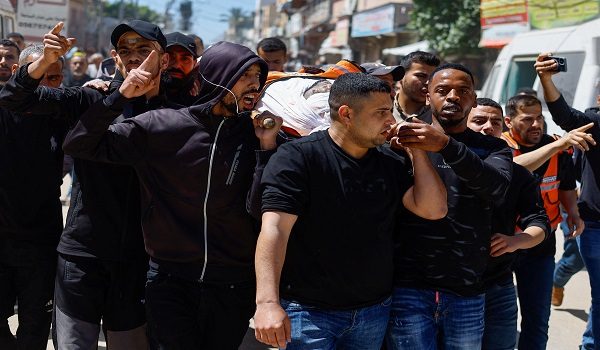 SENSITIVE MATERIAL. THIS IMAGE MAY OFFEND OR DISTURB    Mourners carry the body of a Palestinian killed in an Israeli airstrike, according to medics, during the funeral in Deir al-Balah, central Gaza Strip, April 23, 2026. REUTERS/Mahmoud Issa