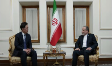 Menteri Luar Iran, Abbas Araqchi  bersama-sama dengan utusan khas Korea Selatan, Chang Byung-ha / REUTERS
