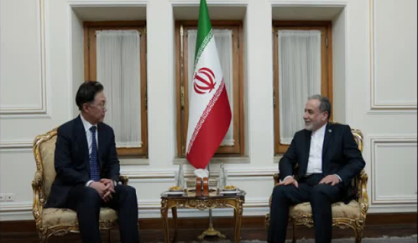 Menteri Luar Iran, Abbas Araqchi  bersama-sama dengan utusan khas Korea Selatan, Chang Byung-ha / REUTERS