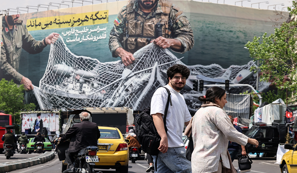Papan iklan gergasi yang tertera tulisan 'Selat Hormuz kekal ditutup' di Tehran./foto AFP