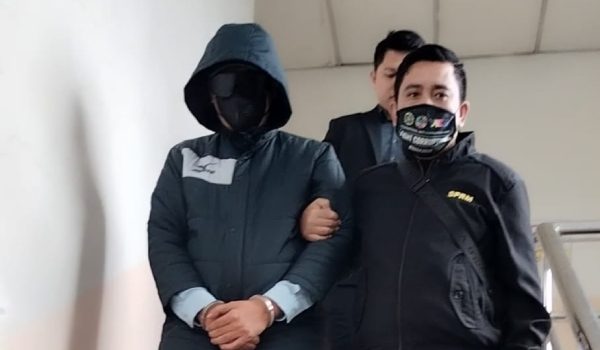 Ketua Pembantu Tadbir di sebuah sekolah menengah di Pontian, Johor mengaku tidak bersalah di Mahakamah Sesyen Johor Bahru, atas 20 pertuduhan menggunakan dokumen dengan butiran matan palsu