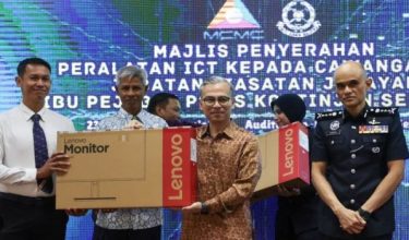 Menteri Komunikasi Datuk Fahmi Fadzil menyempurnakan penyerahan 30 unit komputer kepada pasukan D11 Jabatan Siasatan Jenayah (JSJ) Ibu Pejabat Polis Kontinjen (IPK) Selangor/Foto Bernama