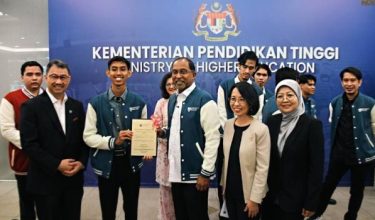 Menteri Pendidikan Tinggi, Datuk Seri Dr. Zambry Abd Kadir (tengah) bersama pelajar OKU/Foto Bernama