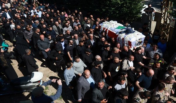 Mourners carry the coffin of journalist Amal Khalil, who was killed in an Israeli strike on Wednesday, during her funeral in Baisariyeh, Lebanon April 23, 2026. REUTERS/Aziz Taher