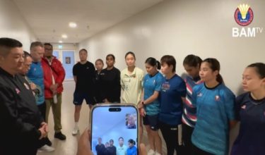 Datuk Lee Chong Wei menyampaikan kata-kata semangat kepada skuad Piala Uber/Foto BAM