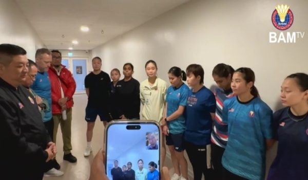 Datuk Lee Chong Wei menyampaikan kata-kata semangat kepada skuad Piala Uber/Foto BAM