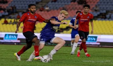 Pemain Sabah FC Fergus Tierney (tengah) diasak pemain Melaka FC Ruventhiran ruventhiran (kiri) pada aksi Liga Super di Stadium Hang Jebat/Foto BERNAMA