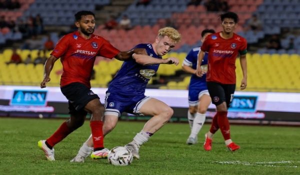 Pemain Sabah FC Fergus Tierney (tengah) diasak pemain Melaka FC Ruventhiran ruventhiran (kiri) pada aksi Liga Super di Stadium Hang Jebat/Foto BERNAMA