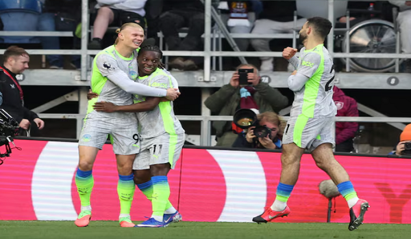 Penyerang Manchester City, Erling Haaland meraikan jaringan gol bersama rakan sepasukan dalam aksi Liga Perdana Inggeris menentang Burnley di Turf Moor, awal pagi tadi./foto REUTERS