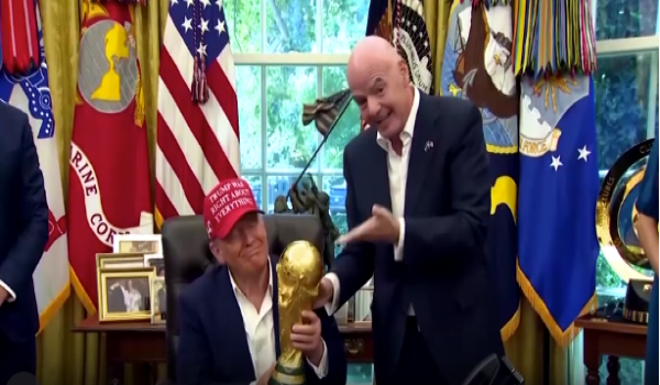 Presiden AS, Donald Trump bersama Presiden FIFA, Gianni Infantino /REUTERS