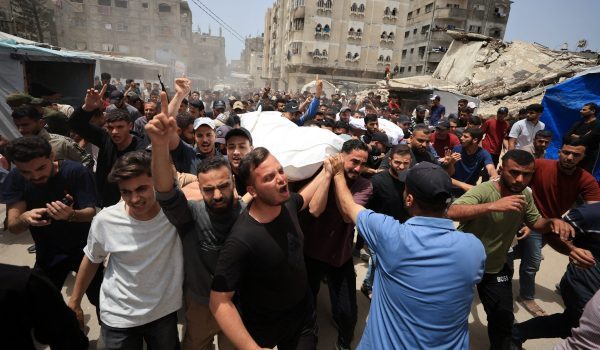 Penduduk Palestin mengusung jenazah mangsa yang terbunuh dalam serangan Israel di Gaza/Foto REUTERS