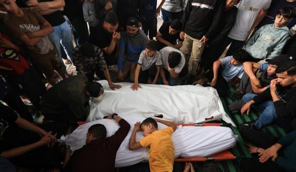 Ahli keluarga meratapi kematian mangsa serangan Israel ketika pengebumian di Gaza /Foto REUTERS