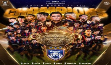 Johor Darul Ta'zim (JDT) menjulang trofi Piala Malaysia buat selepas menewaskan Kuching City FC 2-0 dalam perlawanan akhir di Stadium Nasional, Bukit Jalil. - Foto MFL
