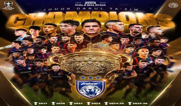 Johor Darul Ta'zim (JDT) menjulang trofi Piala Malaysia buat selepas menewaskan Kuching City FC 2-0 dalam perlawanan akhir di Stadium Nasional, Bukit Jalil. - Foto MFL