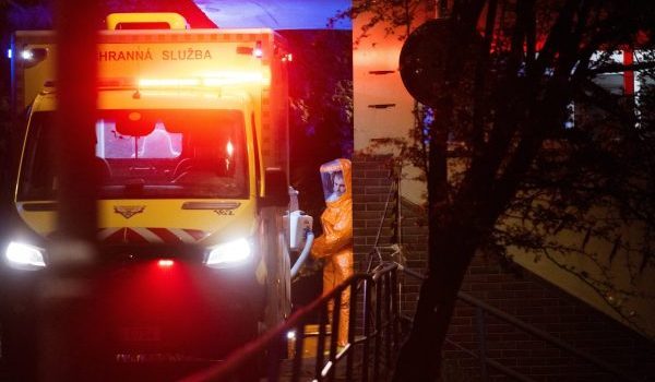 Petugas kesihatan mengiringi pesakit dipercayai doktor Amerika Syarikat terdedah Ebola di Prague, Czech Republic/Foto REUTERS