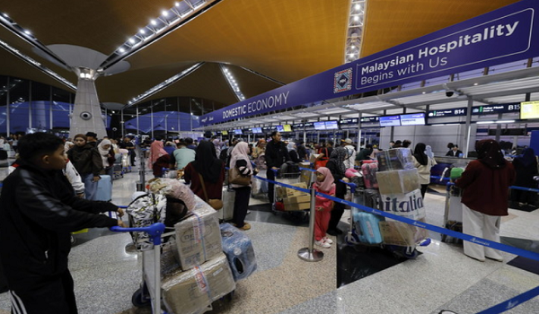 Penumpang beratur di kaunter daftar masuk Malaysia Airlines di KLIA Terminal 1 di Sepang. / Gambar Hiasan / Foto BERNAMA