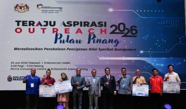 BUTTERWORTH, 23 Jun — Timbalan Ketua Menteri I Pulau Pinang, Datuk Dr. Mohamad Abdul Hamid (enam kanan), Timbalan Menteri Ekonomi, Datuk Indera Mohd Shahar Abdullah (lima kanan), dan Ketua Pegawai Eksekutif Teraju, Junady Nawawi (empat kiri), bergambar bersama penerima pembiayaan strategik pada Program Teraju Aspirasi Outreach Pulau Pinang 2026 di sini, hari ini.

—fotoBERNAMA (2026) HAK CIPTA TERPELIHARA