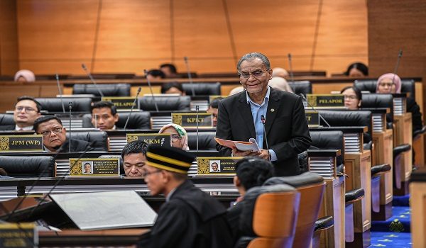 KUALA LUMPUR, 23 Jun -- Menteri Kesihatan Datuk Seri Dr Dzulkefly Ahmad berucap pada Sesi Kamar Khas Dewan Rakyat sempena Mesyuarat Kedua, Penggal Kelima, Parlimen Ke-15 di Bangunan Parlimen hari ini.

-- fotoBERNAMA (2026) HAK CIPTA TERPELIHARA