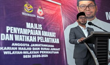 KUALA LUMPUR, 23 Jun -- Menteri di Jabatan Perdana Menteri (Hal Ehwal Agama), Dr Zulkifli Hasan berucap pada Majlis Penyampaian Amanat dan Watikah Pelantikan Anggota Jawatankuasa Kariah Masjid dan Surau Jumaat Wilayah-Wilayah Persekutuan di Masjid Al-Khadijah, Pantai Dalam hari ini.


--fotoBERNAMA (2026) HAK CIPTA TERPELIHARA
