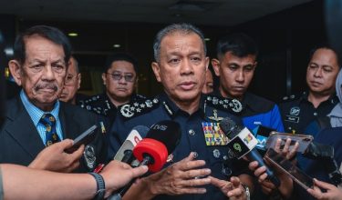 KUALA LUMPUR, 23 Jun -- Ketua Polis Negara Tan Sri Mohd Khalid Ismail (tengah) ketika ditemui media selepas Majlis Mesyuarat Agung Persatuan Pegawai-pegawai Kanan Polis Bersara Malaysia (RESPA) Ke-42 di Maktab PDRM Cheras hari ini.

Turut sama Presiden RESPA Datuk Meor Chek Hussien Mahayuddin (kiri).

--fotoBERNAMA (2026) HAK CIPTA TERPELIHARA