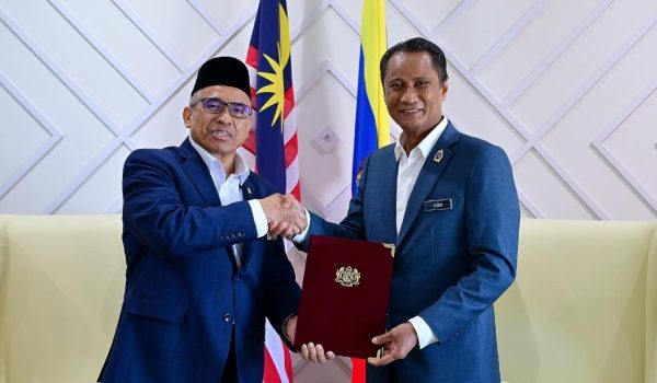 Foto Facebook Tan Sri Shamsul Azri Abu Bakar (kiri) dan Tan Sri Dr Azmi Rohani