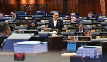 Menteri Perdagangan Dalam Negeri dan Kos Sara Hidup, Datuk Armizan Mohd Ali menjawab soalan pada waktu pertanyaan Menteri di Dewan Rakyat di sini. / Foto Jabatan Penerangan