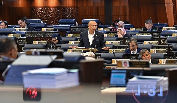Menteri Perdagangan Dalam Negeri dan Kos Sara Hidup, Datuk Armizan Mohd Ali menjawab soalan pada waktu pertanyaan Menteri di Dewan Rakyat di sini. / Foto Jabatan Penerangan