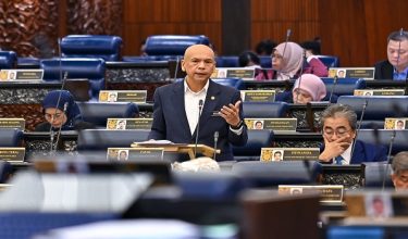 Menteri Perdagangan Dalam Negeri dan Kos Sara Hidup, Datuk Armizan Mohd Ali menjawab soalan pada waktu pertanyaan Menteri di Dewan Rakyat di sini. / Foto Jabatan Penerangan