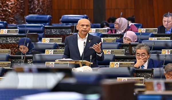 Menteri Perdagangan Dalam Negeri dan Kos Sara Hidup, Datuk Armizan Mohd Ali menjawab soalan pada waktu pertanyaan Menteri di Dewan Rakyat di sini. / Foto Jabatan Penerangan