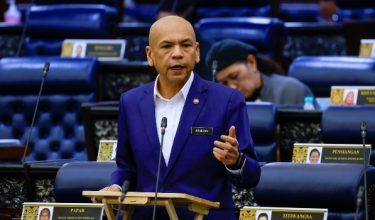 KUALA LUMPUR, 28 Jan -- Menteri Perdagangan Dalam Negeri dan Kos Sara HIdup Datuk Armizan Mohd Ali ketika sesi pertanyaan-pertanyaan dan jawab lisan pada Mesyuarat Pertama, Penggal Kelima Parlimen ke-15 Dewan Rakyat di Bangunan Parlimen hari ini.

-- fotoBERNAMA (2026) HAK CIPTA TERPELIHARA