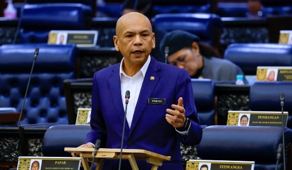 KUALA LUMPUR, 28 Jan -- Menteri Perdagangan Dalam Negeri dan Kos Sara HIdup Datuk Armizan Mohd Ali ketika sesi pertanyaan-pertanyaan dan jawab lisan pada Mesyuarat Pertama, Penggal Kelima Parlimen ke-15 Dewan Rakyat di Bangunan Parlimen hari ini.

-- fotoBERNAMA (2026) HAK CIPTA TERPELIHARA