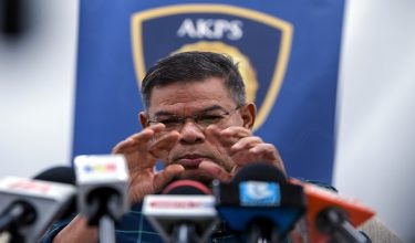 BUKIT KAYU HITAM, 28 Feb -- Menteri Dalam Negeri Datuk Seri Saifuddin Nasution Ismail memberi penerangan ketika sidang media selepas mengadakan lawatan rasmi ke pintu masuk Agensi Kawalan dan Perlindungan Sempadan Malaysia (AKPS) di Kompleks Imigresen, Kastam, Kuarantin dan Keselamatan (ICQS) Bukit Kayu Hitam, hari ini.

--fotoBERNAMA (2026) HAK CIPTA TERPELIHARA