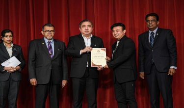 KUALA LUMPUR, 23 Jun -- Menteri Pengangkutan Anthony Loke (tengah) menyampaikan Sijil Anugerah Wira Prihatin Jalan Raya kepada pemandu lori Wong Tuck Meng pada Majlis Penyerahan Sijil Majlis Keselamatan Jalan Raya (MKJR) kepada Pemandu Lori Kemalangan Terowong Menora di Bangunan Parlimen hari ini.

Turut hadir Timbalan Menteri Pengangkutan Datuk Hasbi Habibollah (dua, kiri).

-- fotoBERNAMA (2026) HAK CIPTA TERPELIHARA