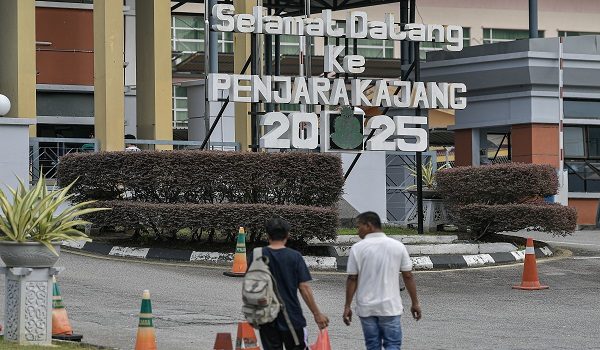 KAJANG, 14 Feb -- Perbicaraan kes lelaki warga Israel, Avitan Shalom yang didakwa atas dua pertuduhan memperdagangkan enam senjata api dan memiliki 200 butir peluru di sebuah bilik hotel akan dijalankan dalam Bahasa Inggeris.

Ia selepas peguam Jeffrey Ooi yang mewakili lelaki itu memaklumkan kepada Hakim Mahkamah Sesyen Mohd Zaki Mohd Salleh beliau telah mendapatkan arahan daripada tertuduh mengenai perkara itu. 

Sehubungan itu, Hakim Mohd Zaki menetapkan semula tarikh perbicaraan selama 14 hari bermula Mac ini bagi mendengar kes tersebut dan perbicaraan akan dijalankan di Mahkamah Kompleks Penjara Kajang.

--fotoBERNAMA (2025) HAK CIPTA TERPELIHARA


KAJANG, Feb 14 -- The trial of Israeli  Avitan Shalom, who is facing charges of possessing 200 rounds of ammunition and trafficking six firearms in a hotel room, will be conducted in English.

This was decided after his lawyer, Jeffrey Ooi, informed Sessions Court Judge Mohd Zaki Mohd Salleh that his client agreed to the trial conducted in English if there was an accredited interpreter in the language.

Accordingly, Judge Mohd Zaki set 14 days for the trial starting next month and to be held next month at the Kajang Prison Complex.

--fotoBERNAMA (2025) COPYRIGHT RESERVED