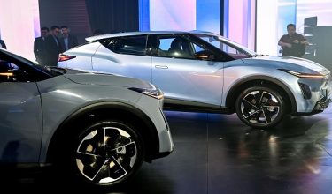 KUALA LUMPUR, 1 Dis -- Perusahaan Otomobil Kedua Sdn Bhd (Perodua) hari ini memperkenalkan kenderaan elektrik bateri (EV) pertamanya, QV-E berharga RM80,000 sebelum insurans dan tidak termasuk bateri, menandakan langkah penting dalam usaha pembuat kereta nasional itu membangunkan ekosistem EV yang mampan.

--fotoBERNAMA (2025) HAK CIPTA TERPELIHARA

KUALA LUMPUR. Dec 1 -- Perusahaan Otomobil Kedua Sdn Bhd (Perodua) today launches its first battery electric vehicle (EV), the QV-E, priced at RM80,000 (without insurance and excluding the battery), as part of its effort to develop a sustainable EV ecosystem.

-- fotoBERNAMA (2025) COPYRIGHT RESERVED