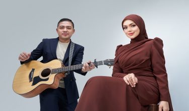 Datuk Seri Siti Nurhaliza dan Ade Govinda kembali bergabung menerusi single terbaharu berjudul Menamakanmu Cinta/ Foto Universal Music Group