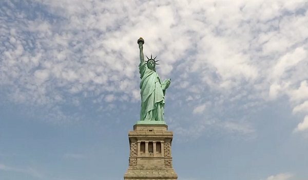 Patung Liberty di Pelabuhan New York/ REUTERS